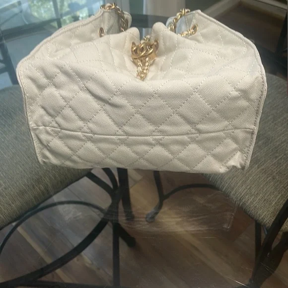 Elegant White Quilted Chain Bag - Picture 3 of 8